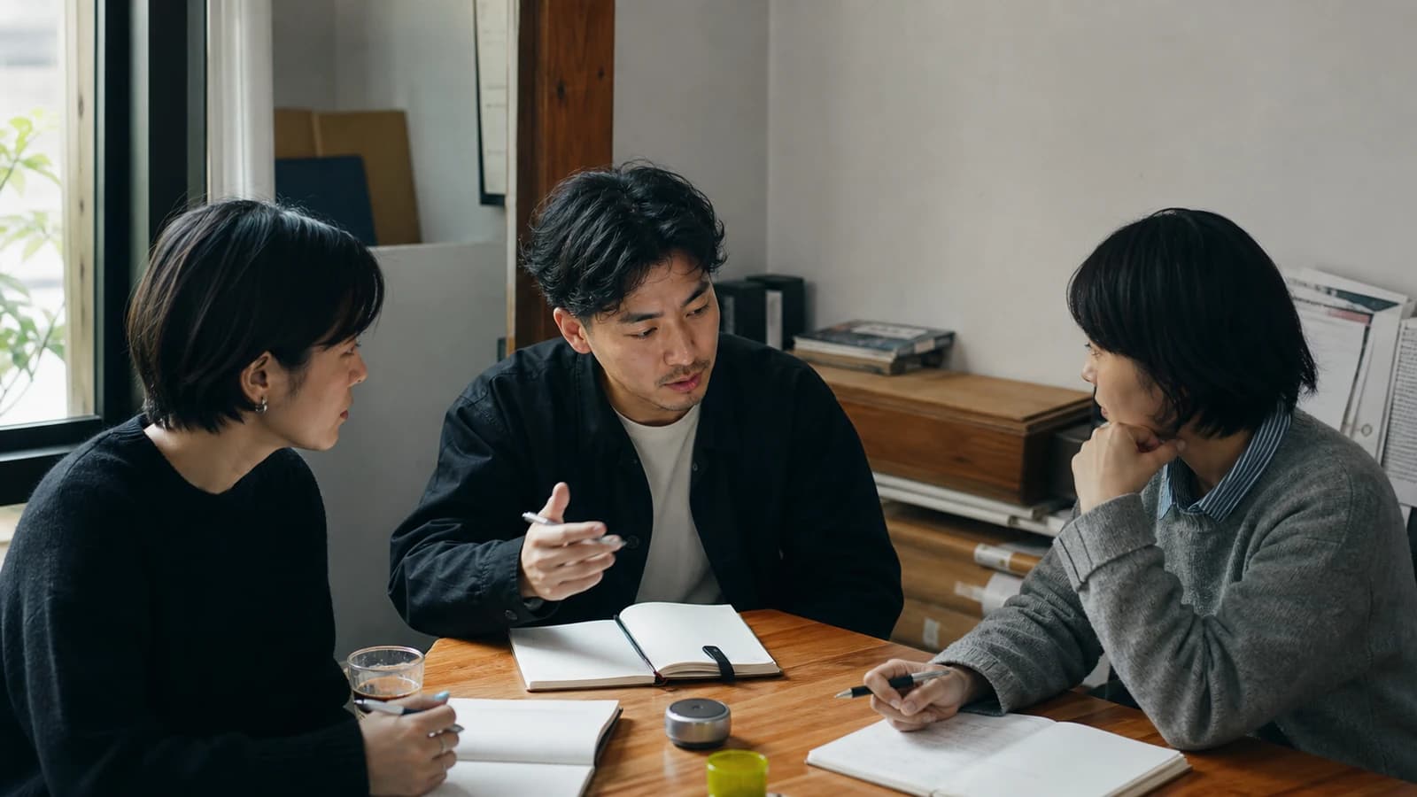 営業商談後の引き継ぎを確認する少人数チーム