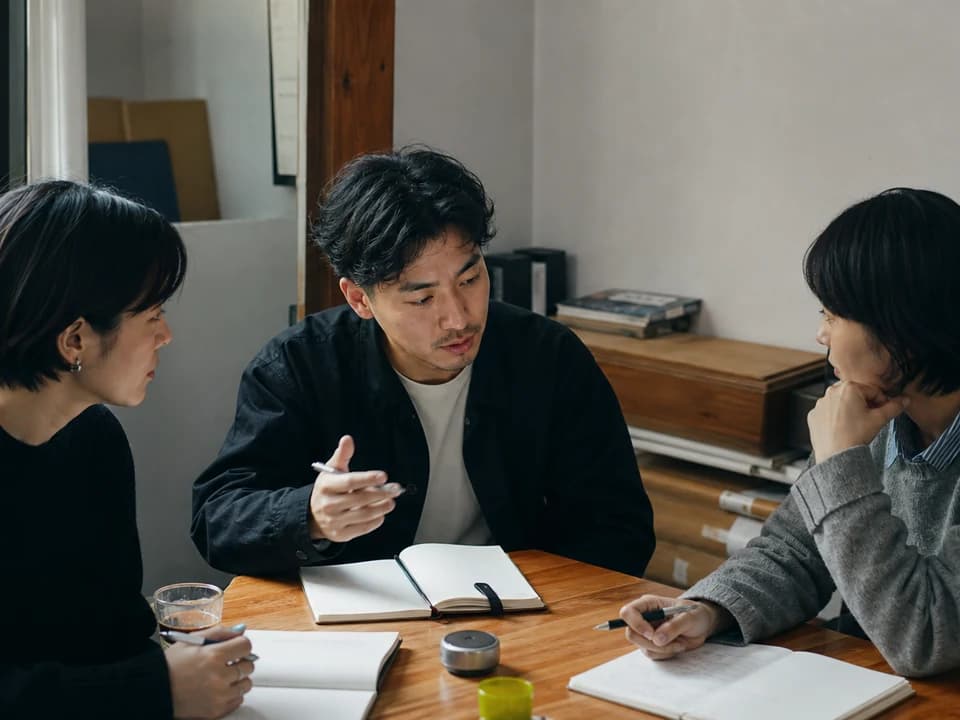 商談後のフォロー工程を整理する少人数チーム